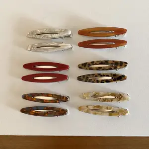 Schmale ovale Haarspangen mit Leopardenmuster in Braun, Camel, Grau und Creme, paarweise gelegt