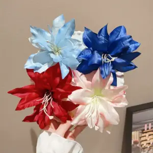 Vier große Lilienblüten als Haarspangen in Hellblau, Blau, Rot und Rosa