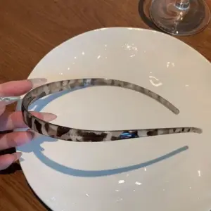 Haarreif Damen schmal in Schildpatt-Optik mit Leopardenmuster – Grau – Schildpatt